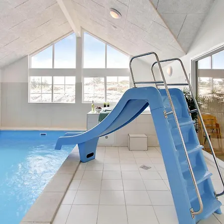 בית נופש Pet Friendly In Henne With Sauna *