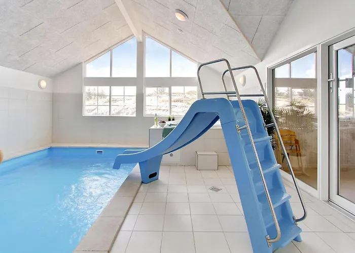 בית נופש Pet Friendly In Henne With Sauna *